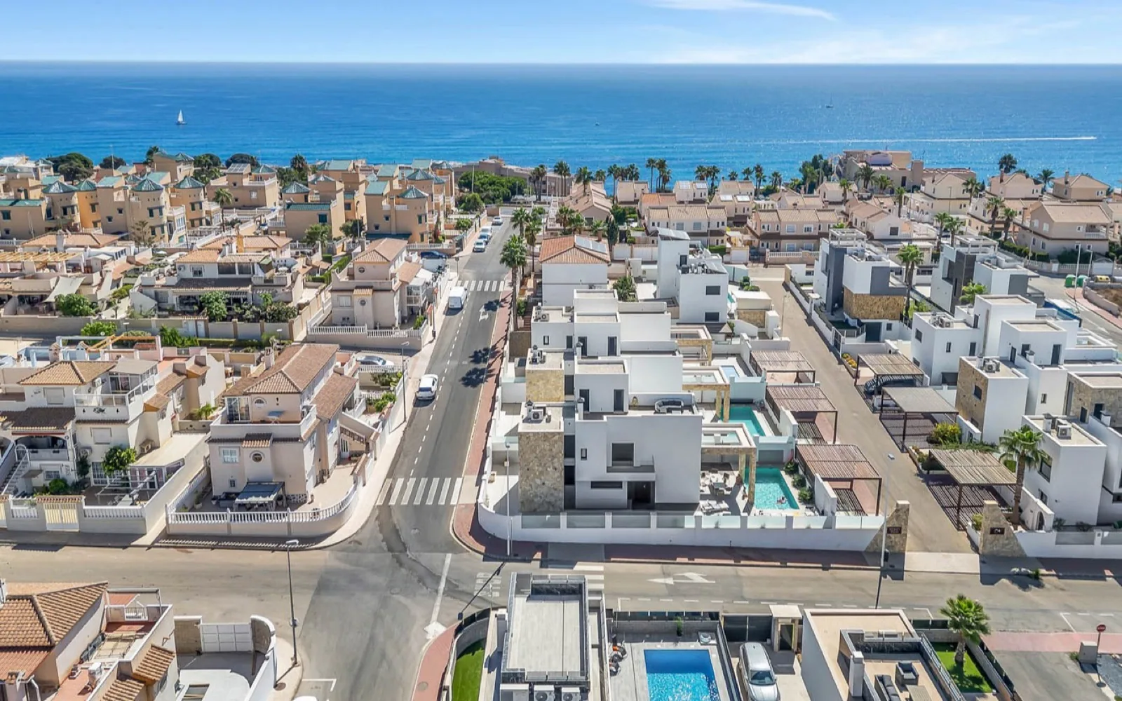 Aerial view of a villa and its location within a residential area on the Costa Blanca