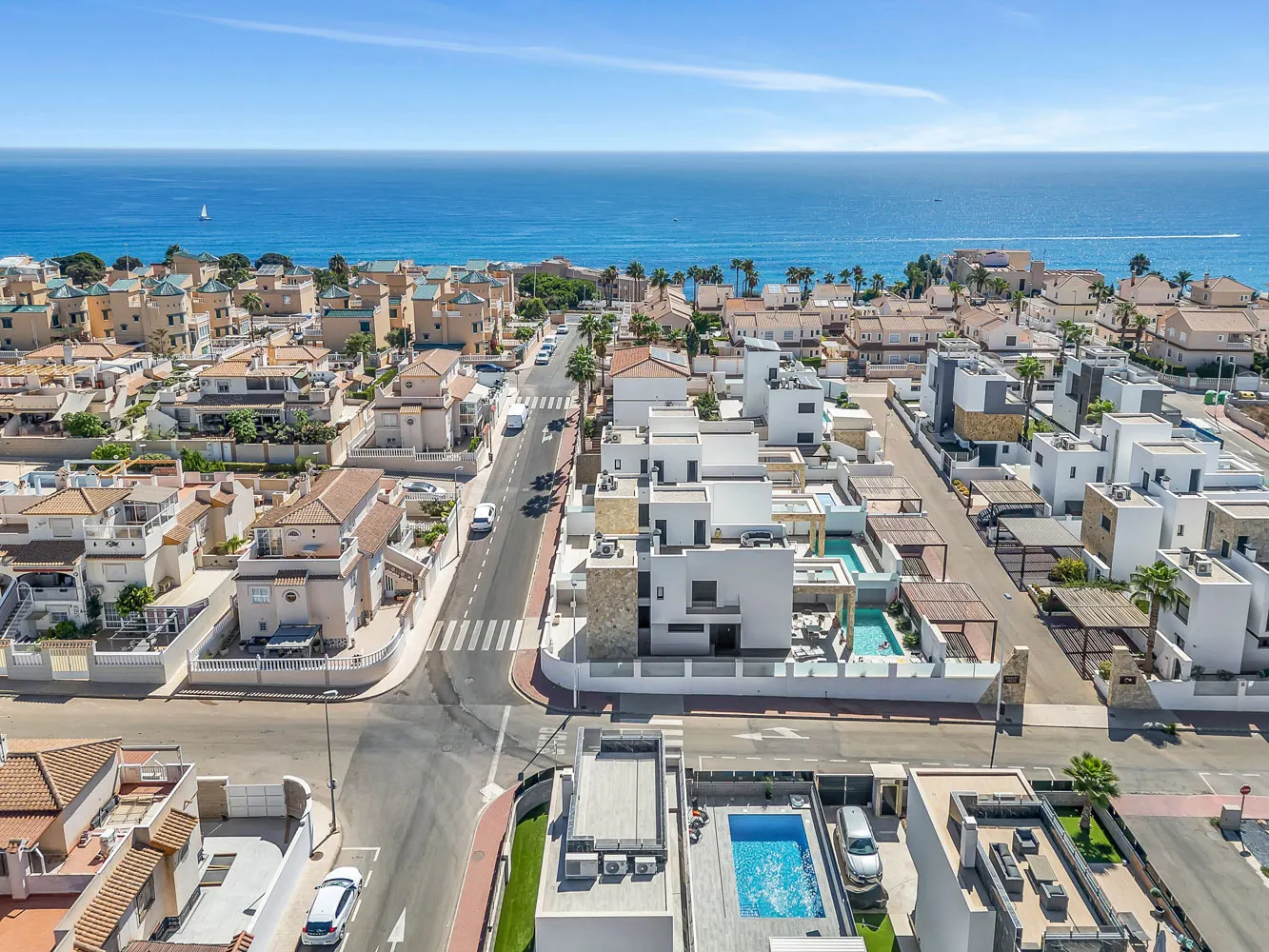 Drönarbild som visar en fastighet och dess läge på Costa Blanca