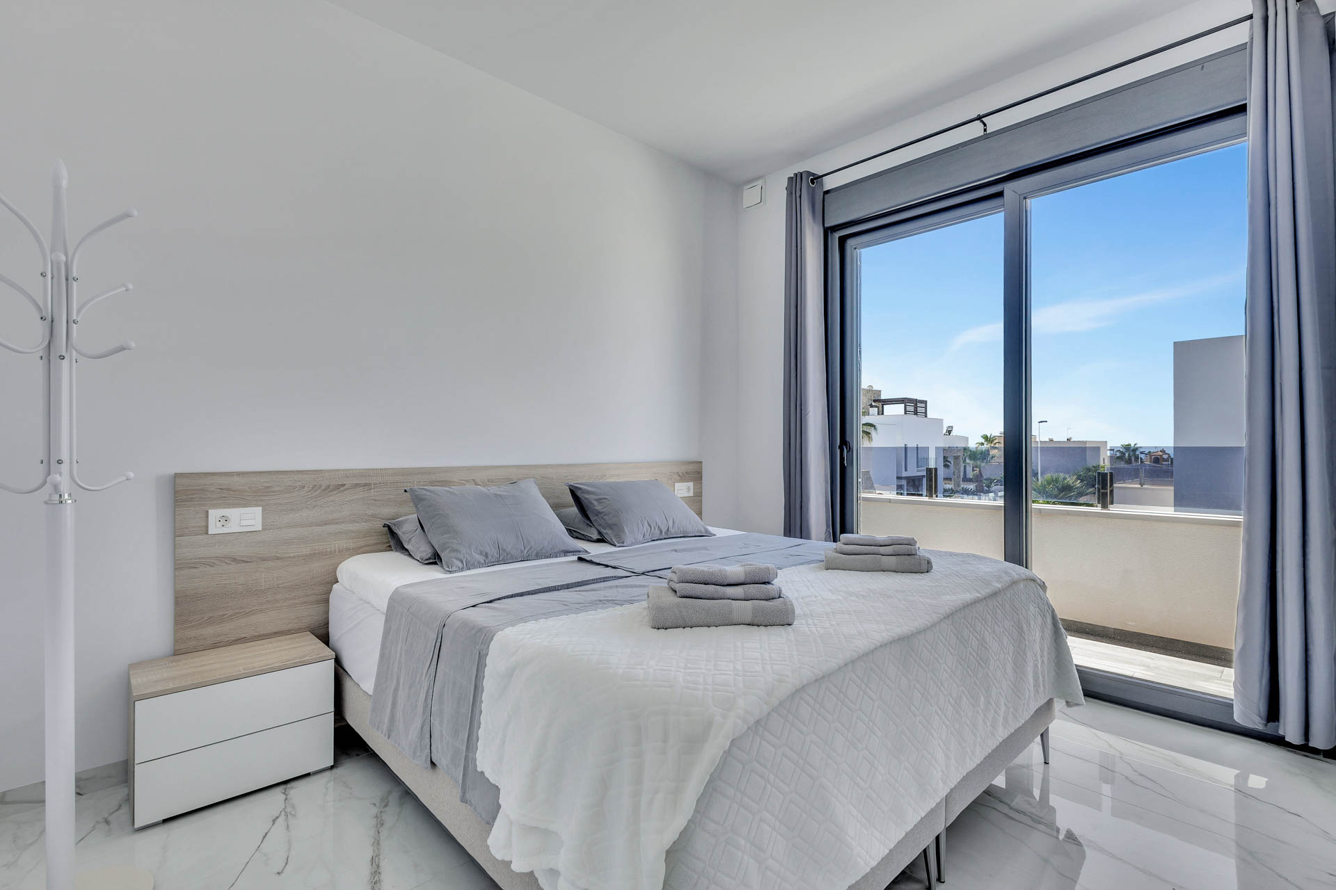 Piscina exterior fotografiada para propiedad inmobiliaria